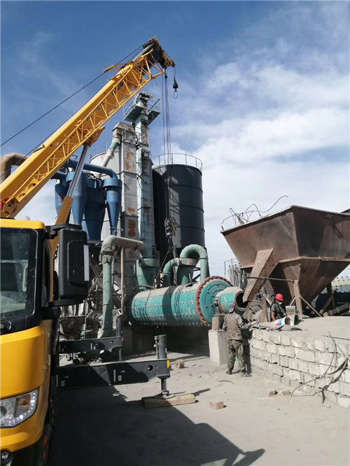 桃城区设备搬运等各类工程项目中，吊车起着关键作用