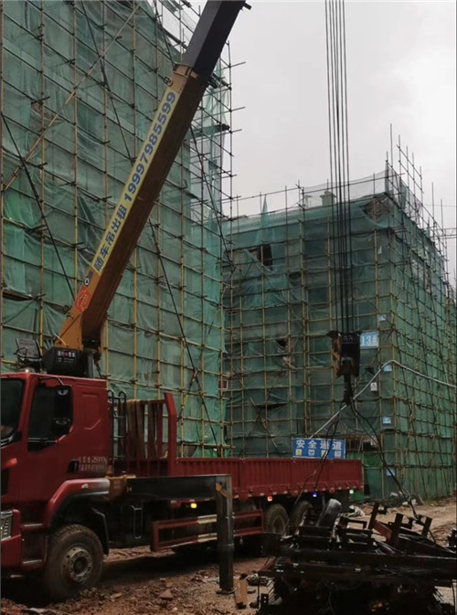 桃城区“慢工细活”—— 吊车的 “微动控制” 技术